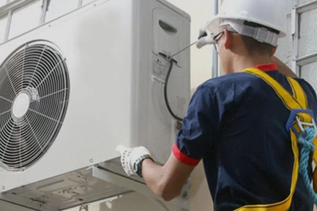 Técnico instalando ar-condicionado